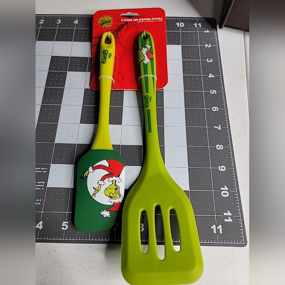 New With Tags THE GRINCH Flipper and spatula G8